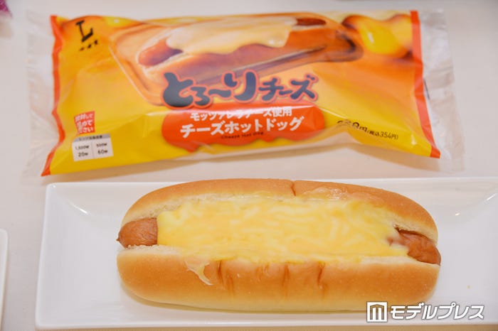 チーズホットドッグ(税込354円)(C)モデルプレス