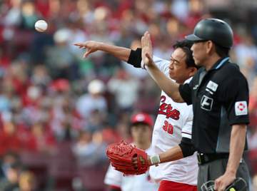 元TOKIO城島茂が始球式に登場 かなり手前でバウンドしがっくり