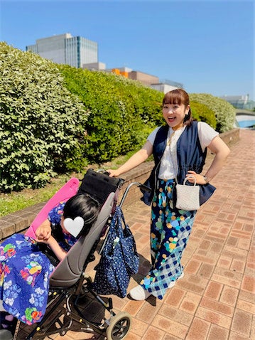 柳原可奈子、鮮やか夏コーデで療育手帳更新へ「とてもオシャレ」「爽やかで素敵」