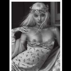 ミランダ・カー Photo by SEBASTIAN FAENA(V MAGAZINE)