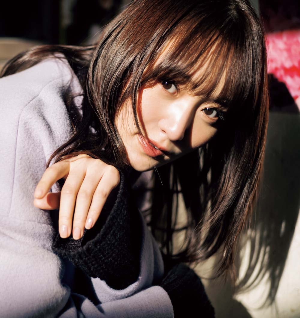 菅井友香、櫻坂46卒業後「週刊少年マガジン」初登場 冬の韓国で