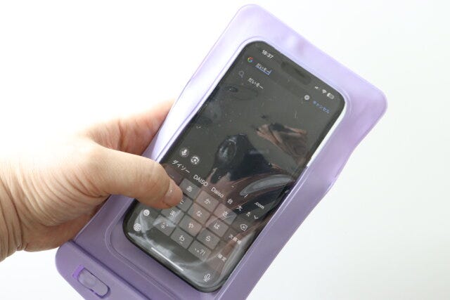 ダイソー　水に浮くスマートフォン防水ケース（パープル）　操作