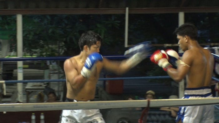 試合に挑む裕ちゃん/「あいのり:Asian Journey」第14話より(C)フジテレビ