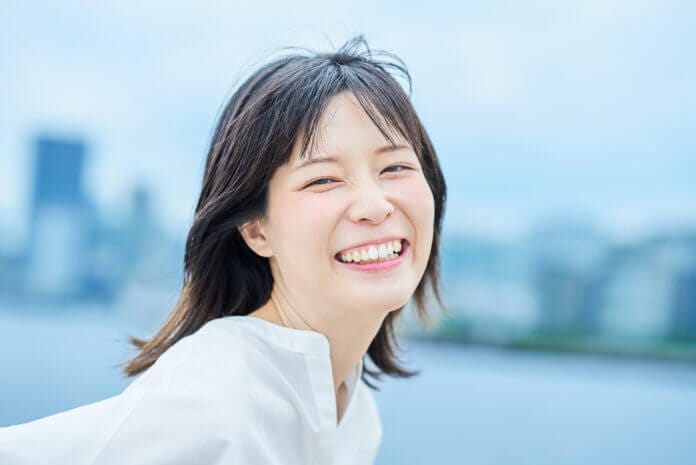 選ばれる女性の傾向①いつも笑顔で明るい雰囲気がある