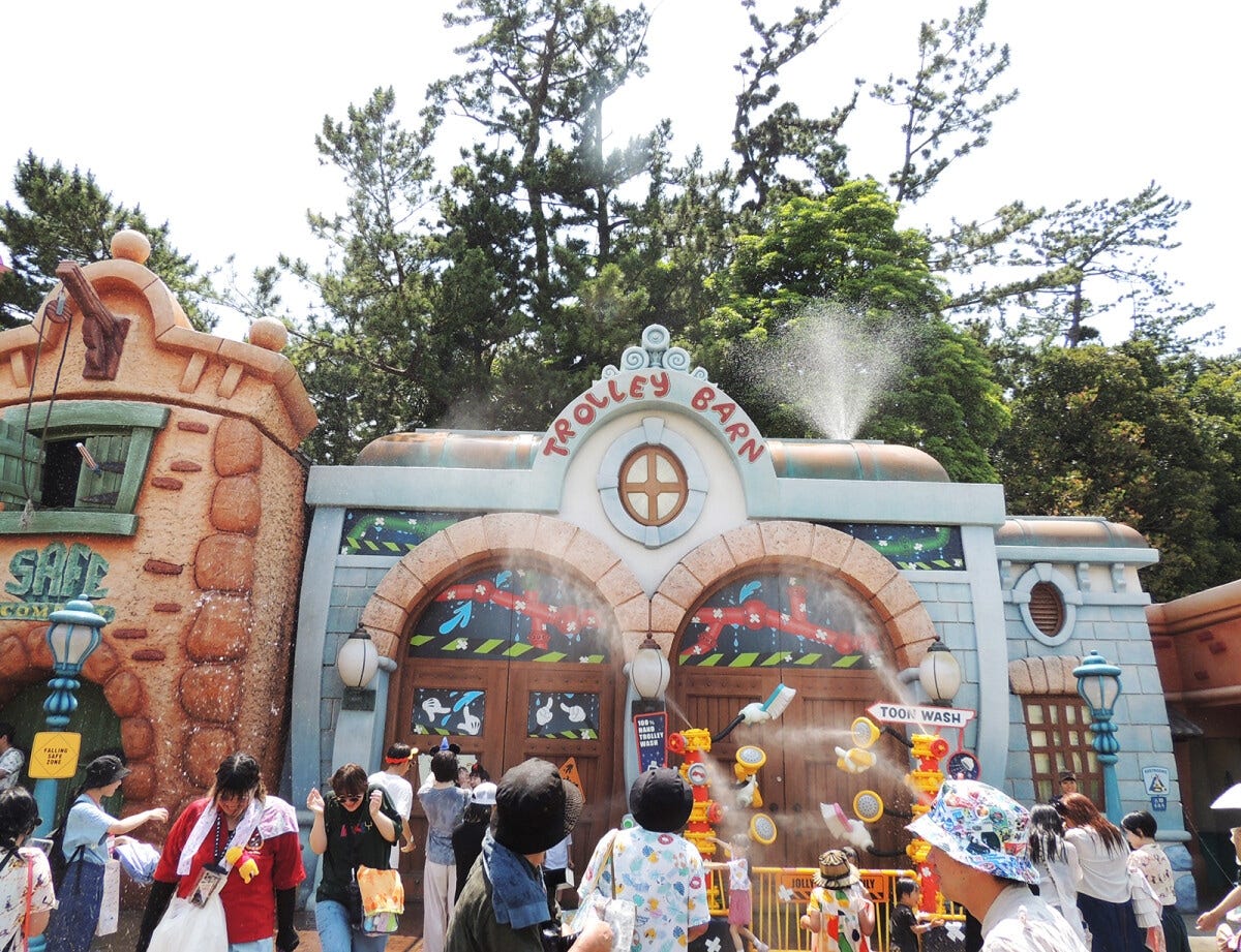 ジョリートロリーの倉庫にあるボタンを押すとミストと大量の水が。結構遠くまで飛んでくるのでご用心