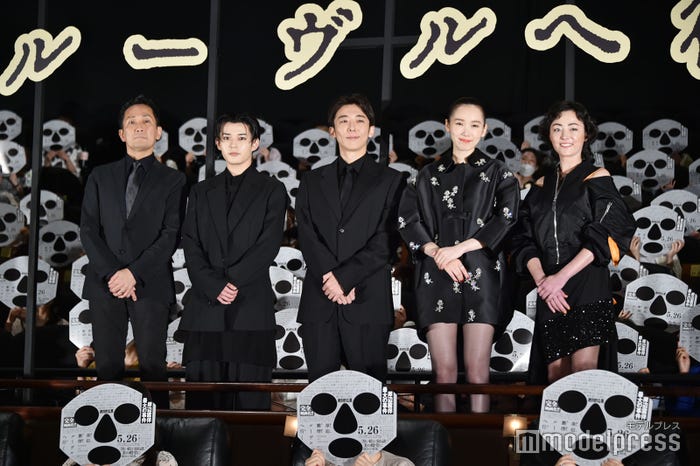 (左から)渡辺一貴監督、長尾謙杜、高橋一生、飯豊まりえ、美波(C)モデルプレス