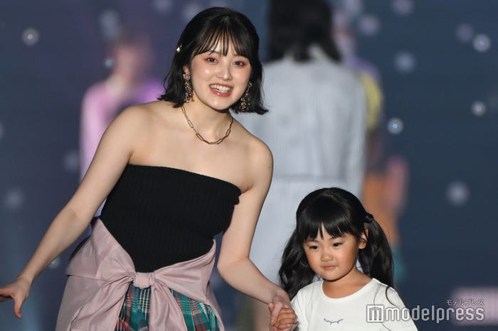 福山絢水とキッズモデル(C)モデルプレス