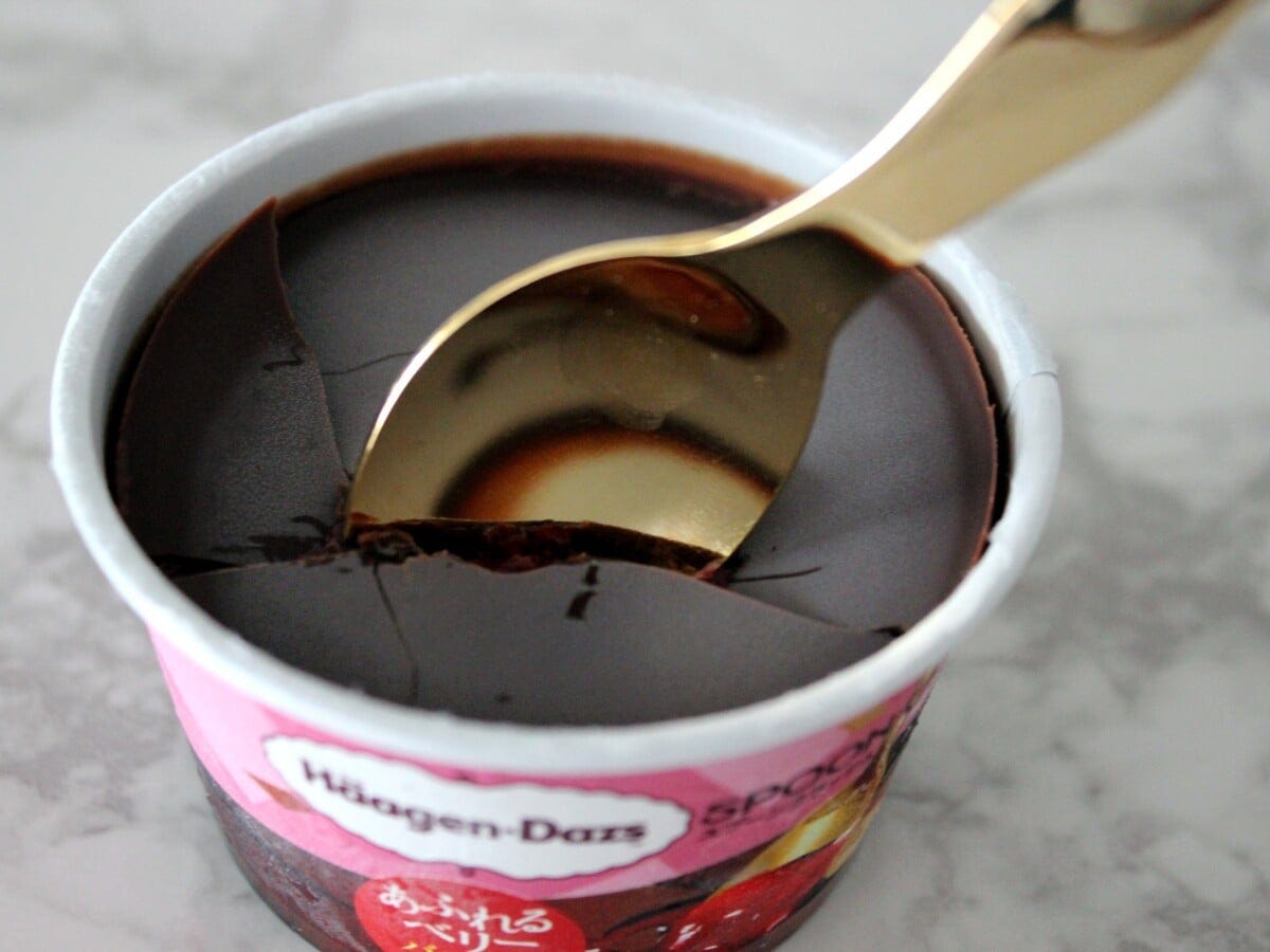 冷凍下でもパリパリの食感を出すために、チョコレートはごく薄め