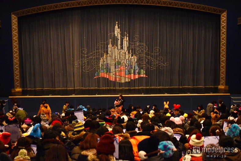 ショーベースに集まるゲスト（スタート地点）