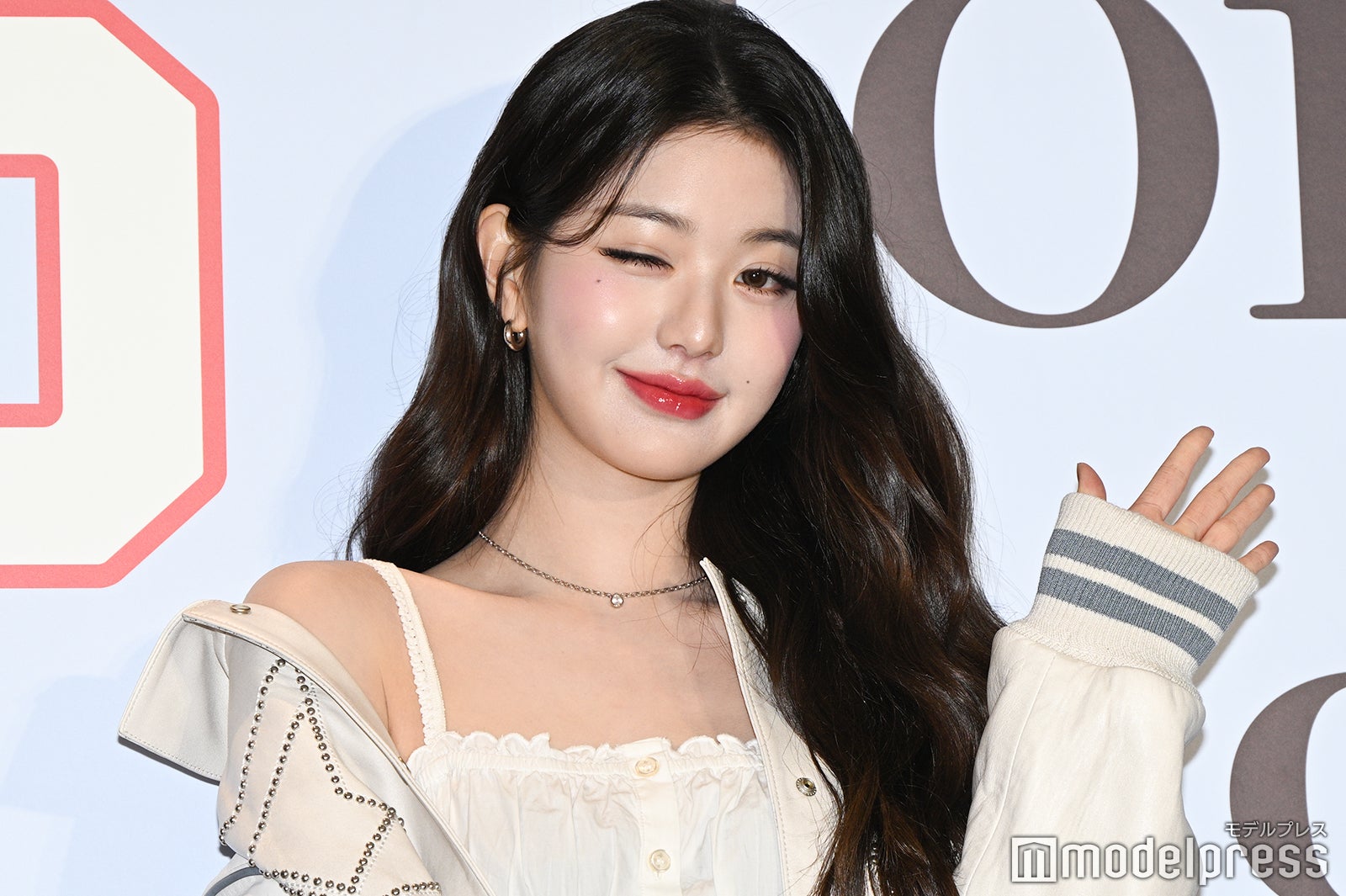 IVEウォニョン、ミニスカから美脚スラリ「圧巻のスタイル