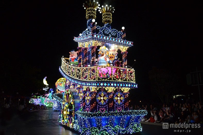 ドナルド、デイジーの乗る「ショーボート」