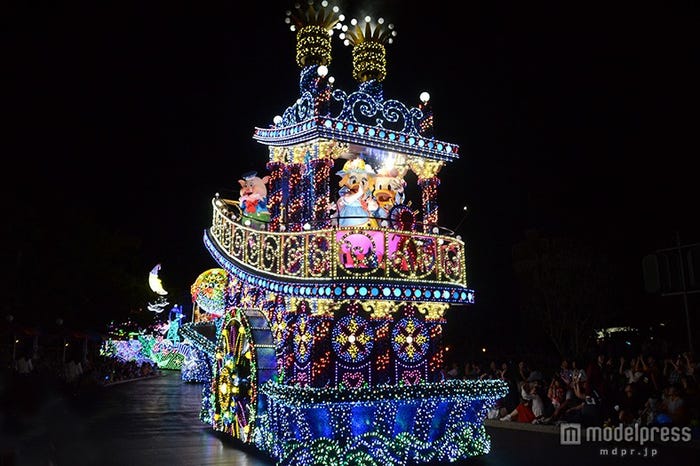 ドナルド、デイジーの乗る「ショーボート」