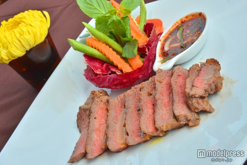 ジューシーなレアステーキは野菜も添えられて栄養ばっちり