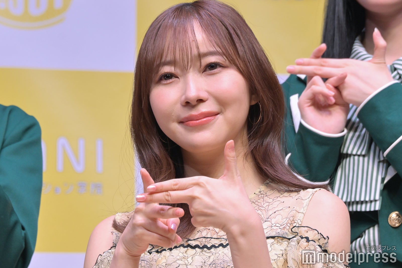 ニアジョイポーズをする指原莉乃（C）モデルプレス