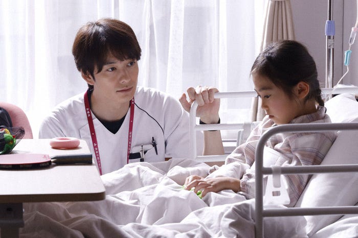 岡田将生、佐藤恋和「ザ・トラベルナース」第7話(C)テレビ朝日