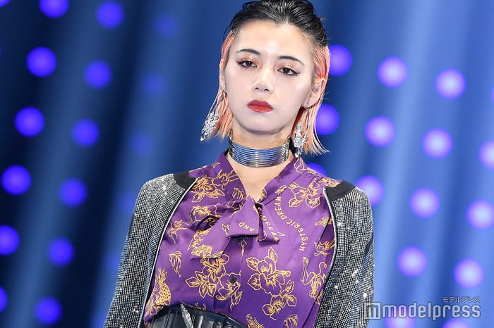 ブラック×ピンクヘアの池田エライザ (C)モデルプレス