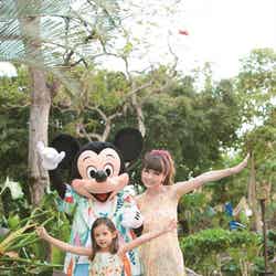 ミッキーマウスとの記念撮影も可能／マカヒキ／「saita」7月号より（画像提供：セブン＆アイ出版）／As to Disney photos，logos，Properties：（C）Disney