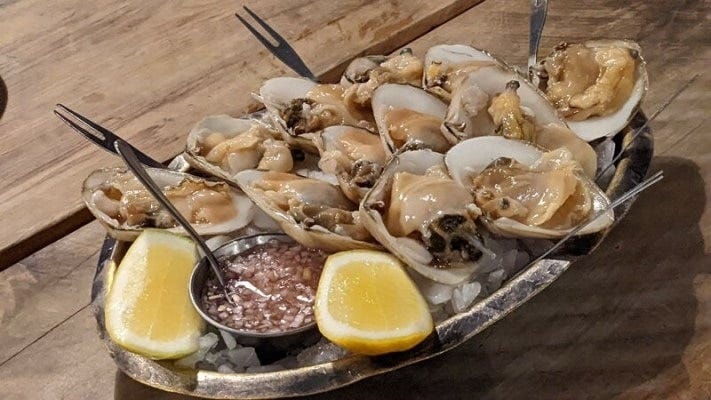 カキや二枚貝などもおすすめ（写真は地元で人気の店「デポ」）