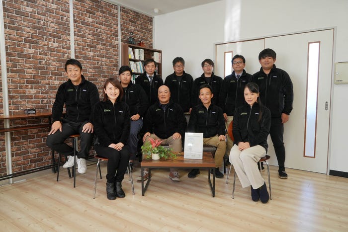 (下段右から2番目)小泉翔建氏/本社メンバーと撮影(提供素材)