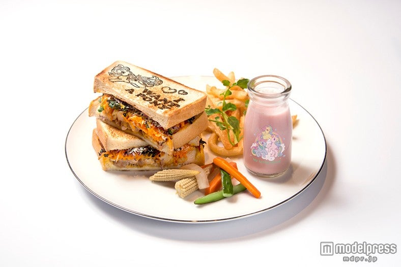 「チキンとキャロットのサンドイッチ」￥1，280（C）2015 Hasbro. All Rights Reserved．