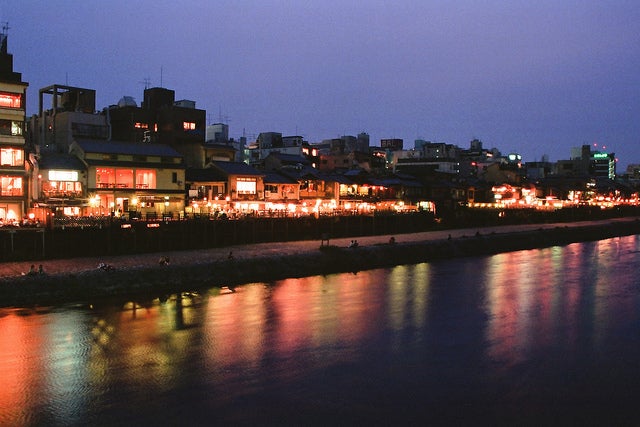 夜の灯りがともされた鴨川／photo by lightstars