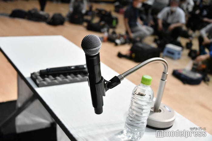 手越祐也緊急会見に用意された水とマイク (C)モデルプレス