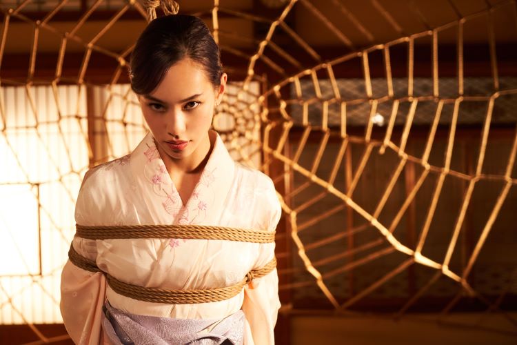 画像1/22) 水原希子、亀甲縛り・80年代タイムスリップ・青塗り
