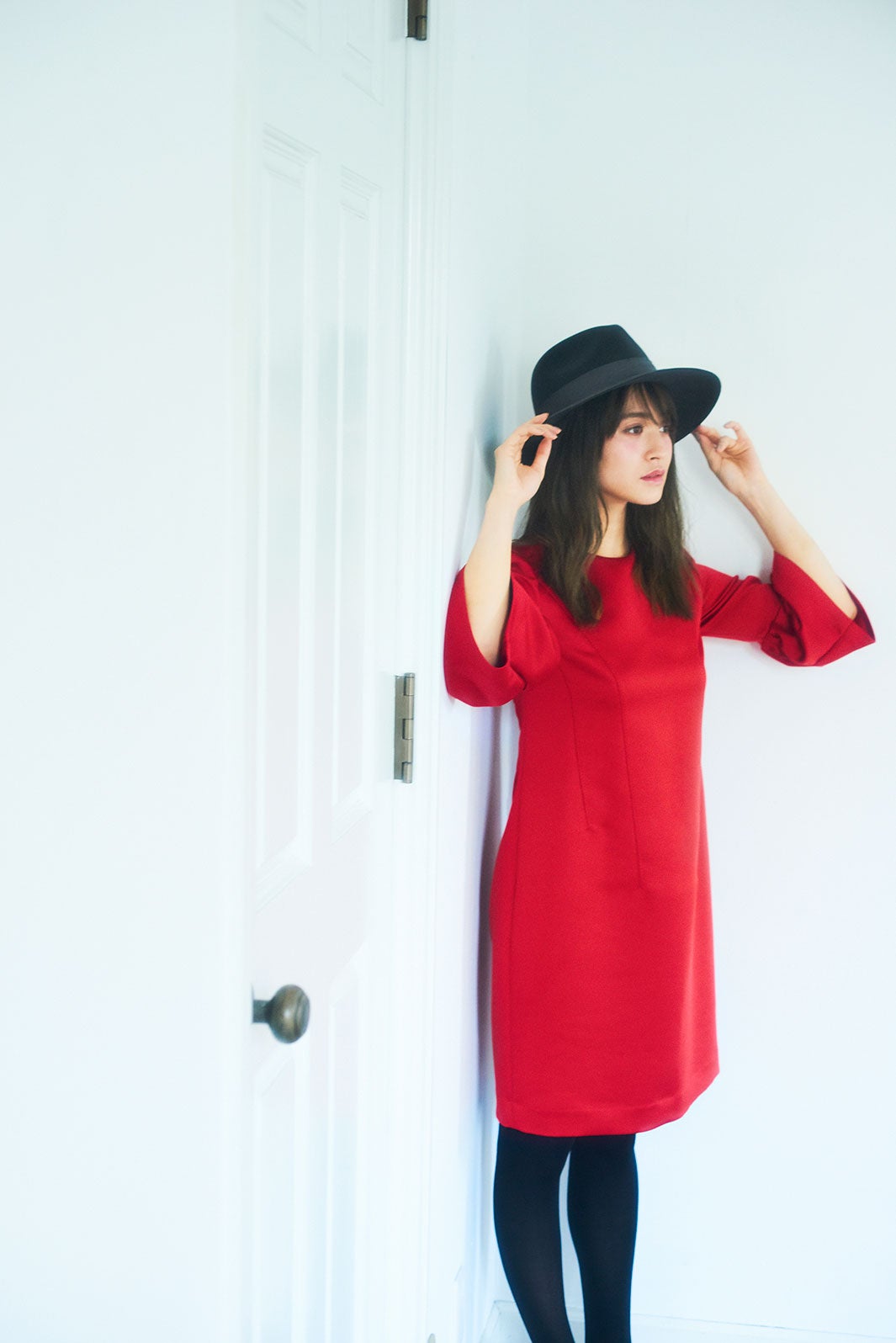 ワンピース￥36,000／JENEVIEVE（クルーン ア ソング）、ハット￥22,900／CA4LA（CA4LAショールーム）、タイツ／スタイリスト私物（C）TOPLOG