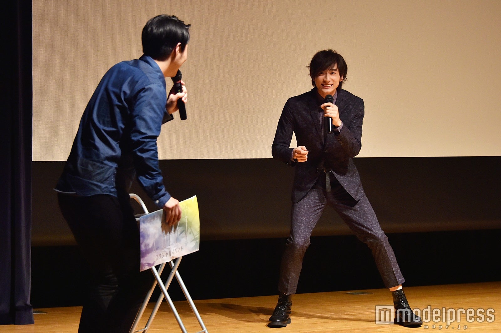 舞台上で自由なキャラクターがさく裂（C）モデルプレス