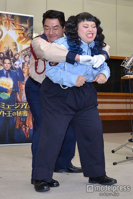 背後から襲われ、護身術を実践