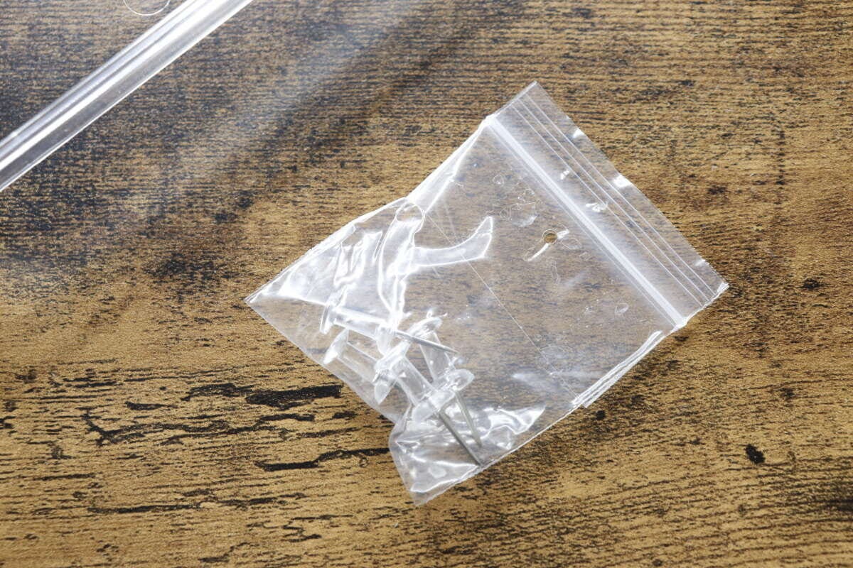 クリアな袋に入ったコーナーラック取り付け用の押しピン