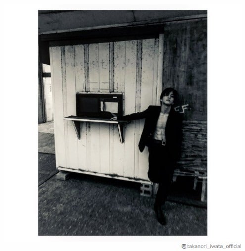 EXILE岩田剛典、バキバキの腹筋露出　大胆ショットにファン悶絶