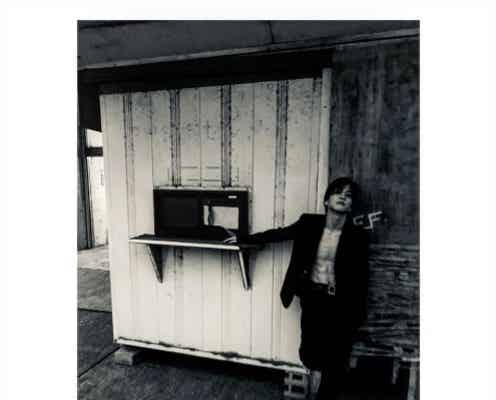 EXILE岩田剛典、バキバキの腹筋露出 大胆ショットにファン悶絶