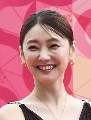 倉科カナが大胆ドレスで東京競馬場を魅了 今村聖奈騎手のオークスVに感激「立ち会えてよかった」