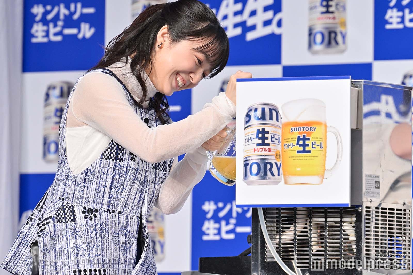 ビールサーバーに苦戦する上白石萌音（C）モデルプレス