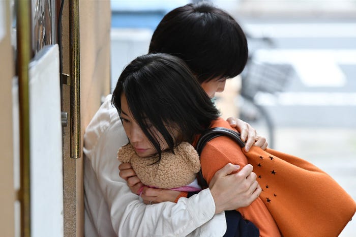 岩田剛典、菅野美穂/「砂の塔~知りすぎた隣人」第3話より(C)TBS