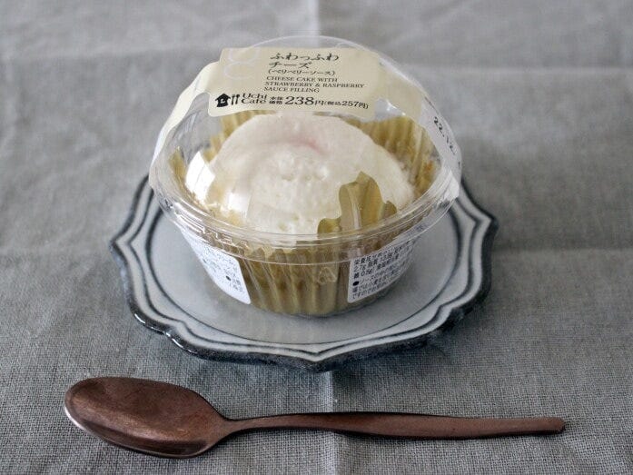 ゴールドのカップに白が映える！ローソン「ふわっふわチーズ（ベリベリソース）」