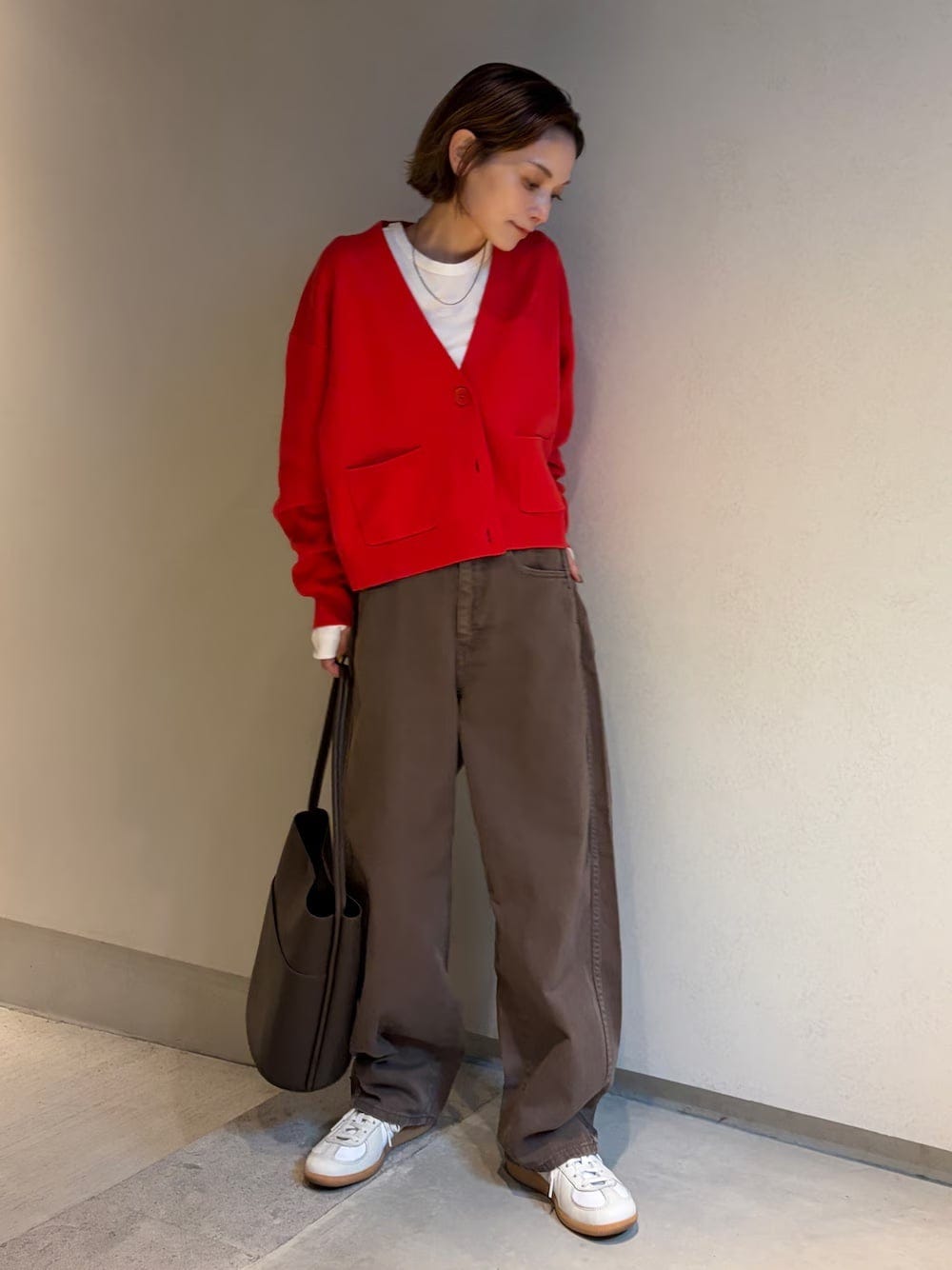 きれいな赤は羽織るだけでサマ見えします 出典:WEAR