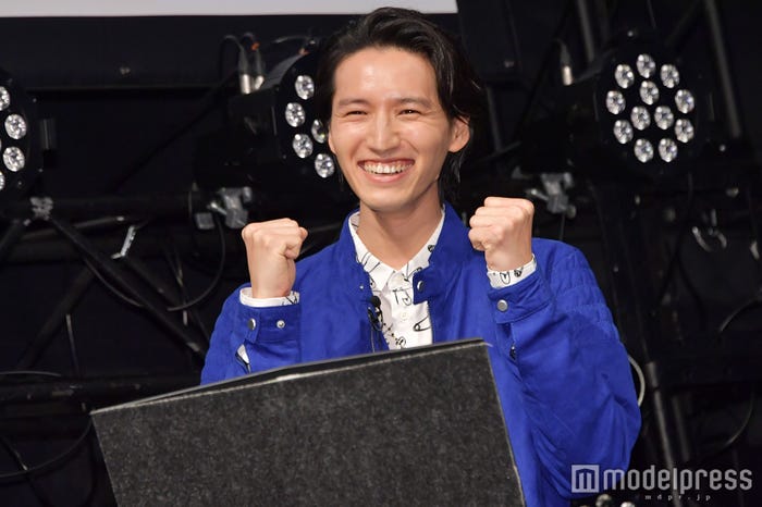 ゲームに勝ってガッツポーズする田口 淳之介(C)モデルプレス