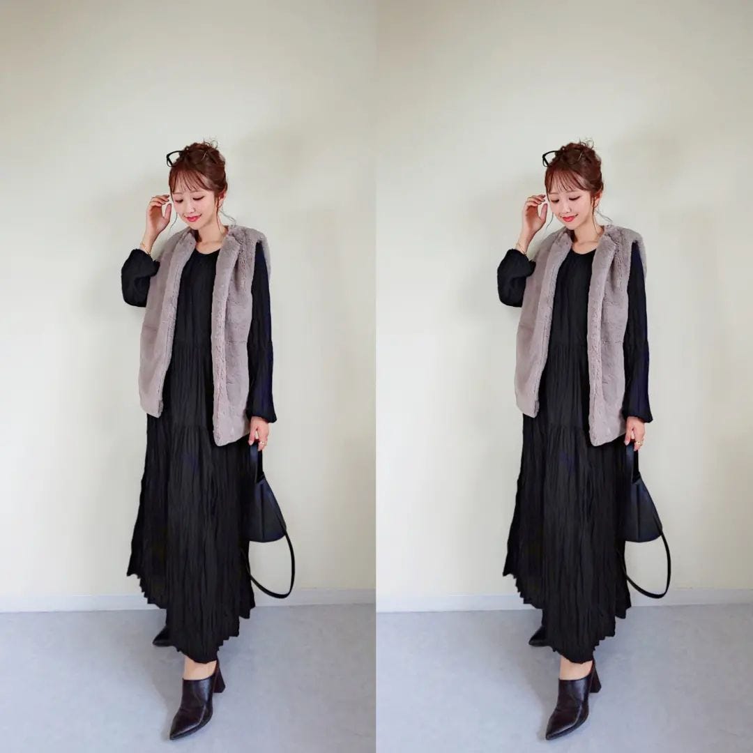 黒ワンピにファーベストを合わせたコーデの女性
