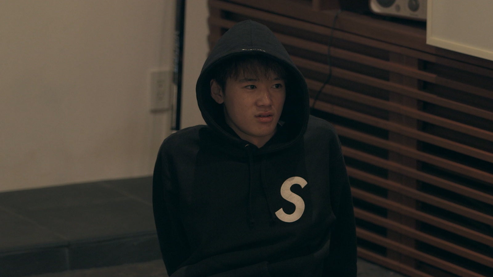 安未と貴之が話す様子を見つめる雄大「TERRACE HOUSE OPENING NEW DOORS」7th WEEK（C）フジテレビ／イースト・エンタテインメント