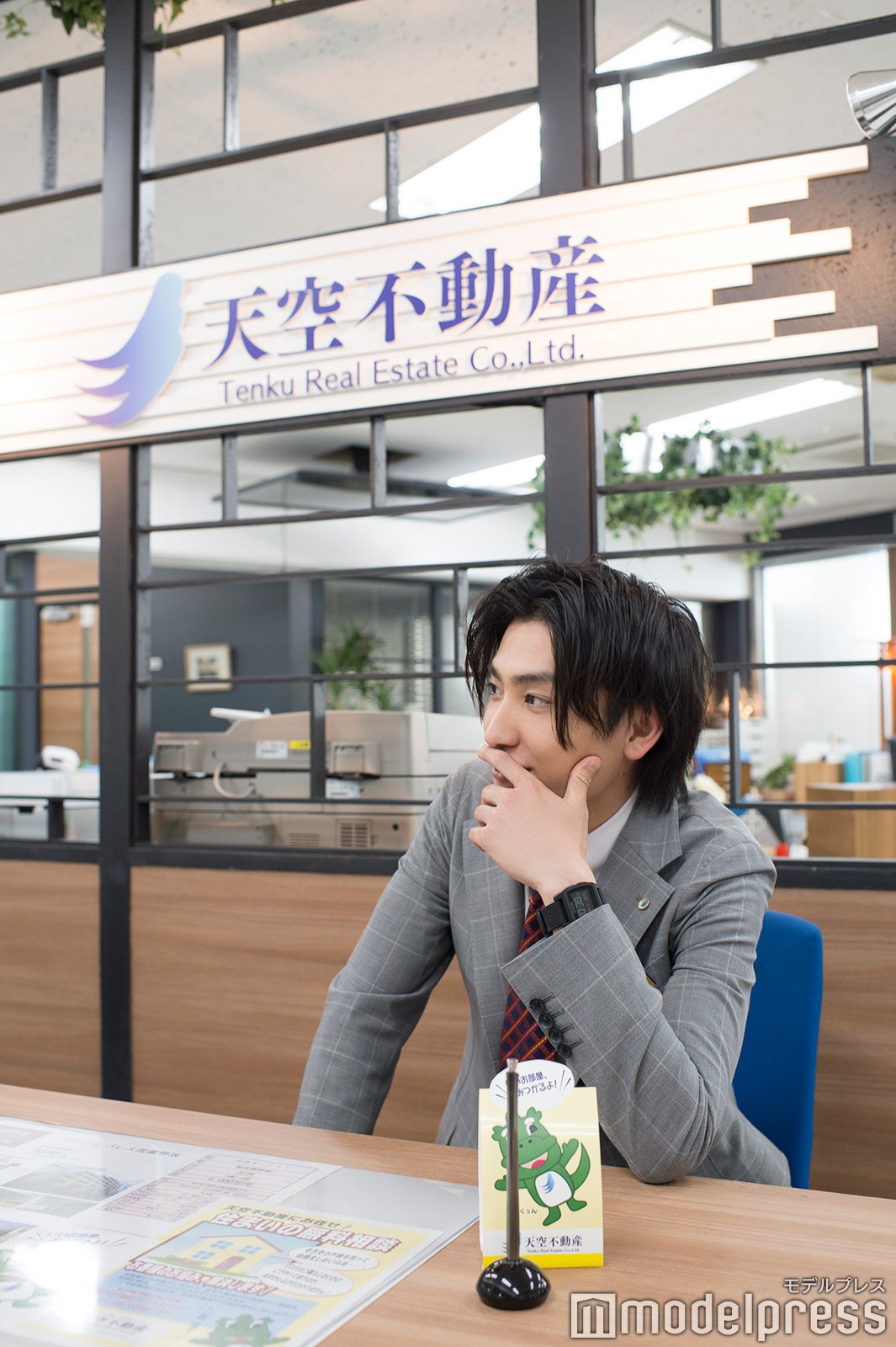 スタッフに見守られながらの撮影に照れる金子さん