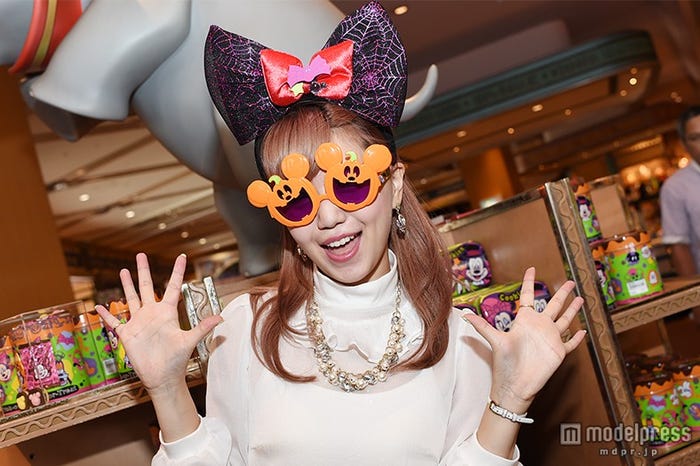 カチューシャ¥1600、ファッション用グラス¥2000(ファニー・モンスターズ)/モデル:河西里音