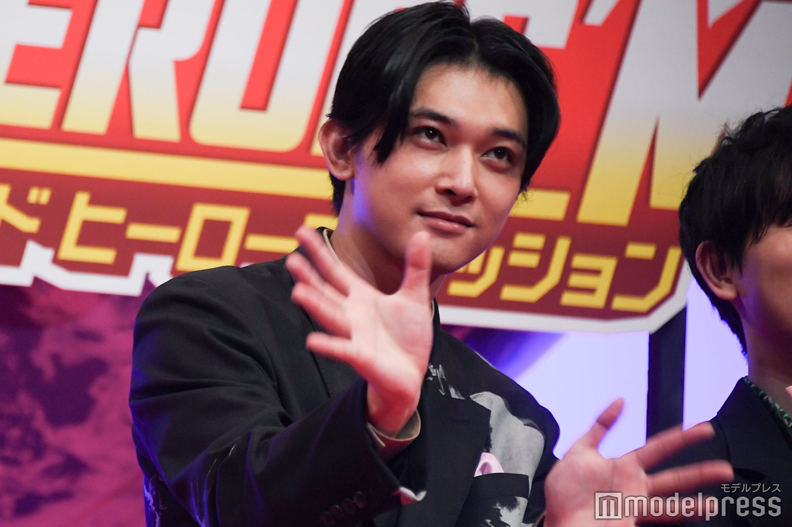 ムービー撮影中変わった動きで手を振る吉沢亮 （C）モデルプレス