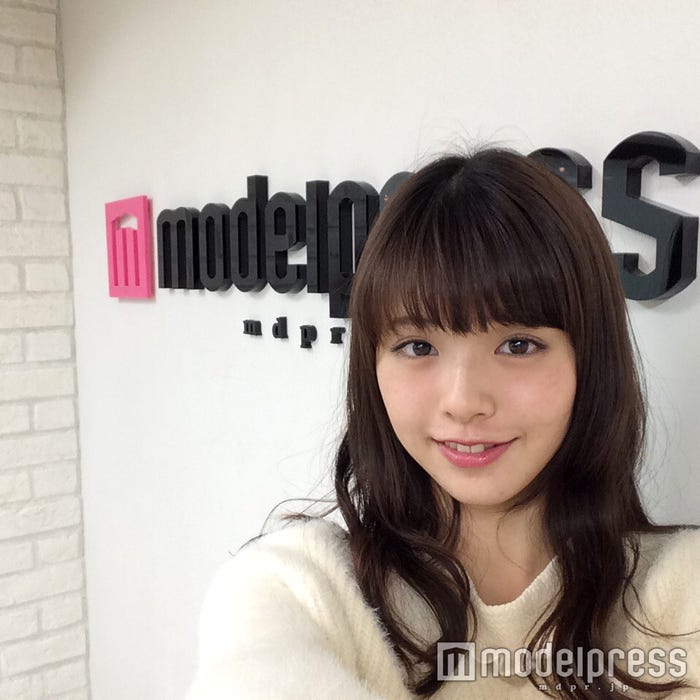 モデルプレスのロゴ前でパチリ!/鈴木優華インタビューオフショット(C)モデルプレス