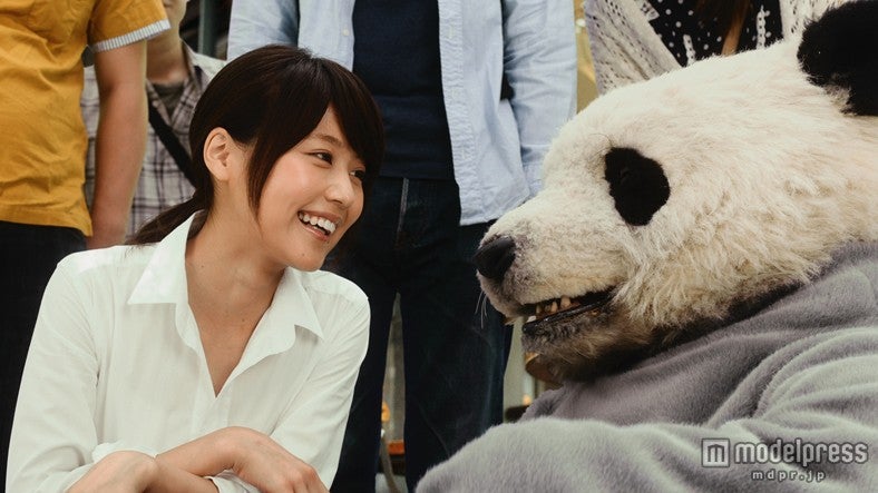 有村架純とパン田一郎くん／フロム・エーナビ新TVCM「チラシくばり」篇