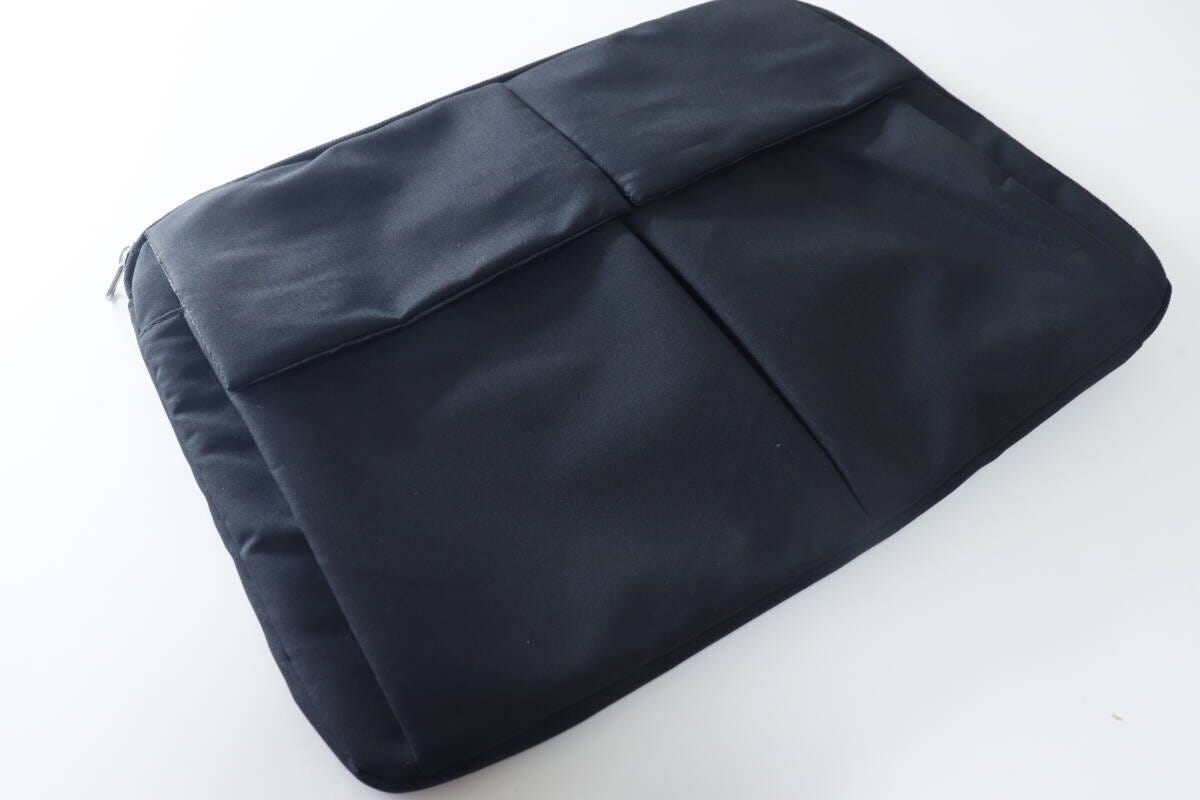 黒いマルチケースを斜め上から見た全体像