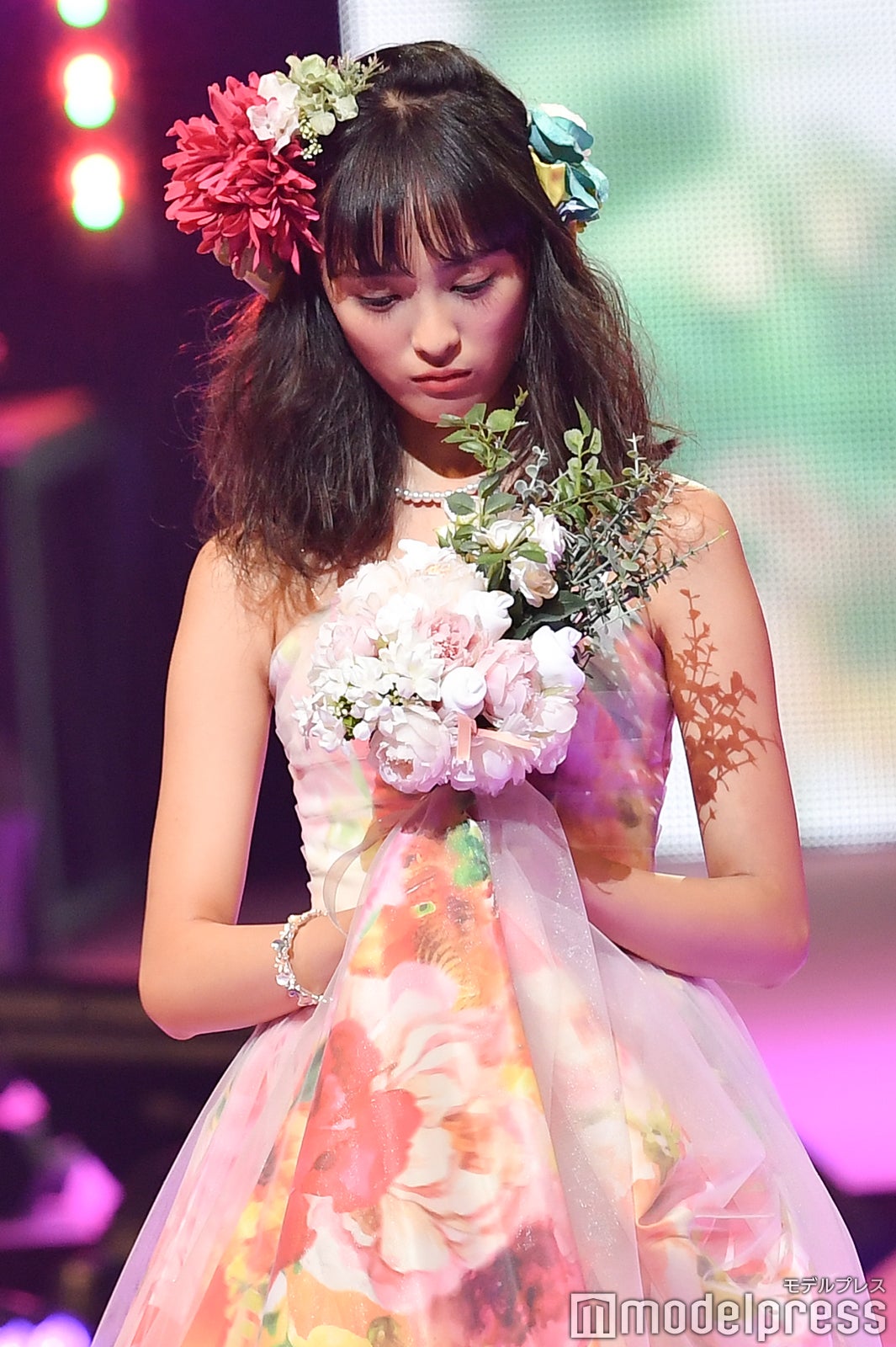 【新版】「音夏祭」SE（特別版）大友花恋 掲載2ページ（ストレート）#7587 画像8/9) 「あなたの番です」で話題の大友花恋、美背中まぶしい