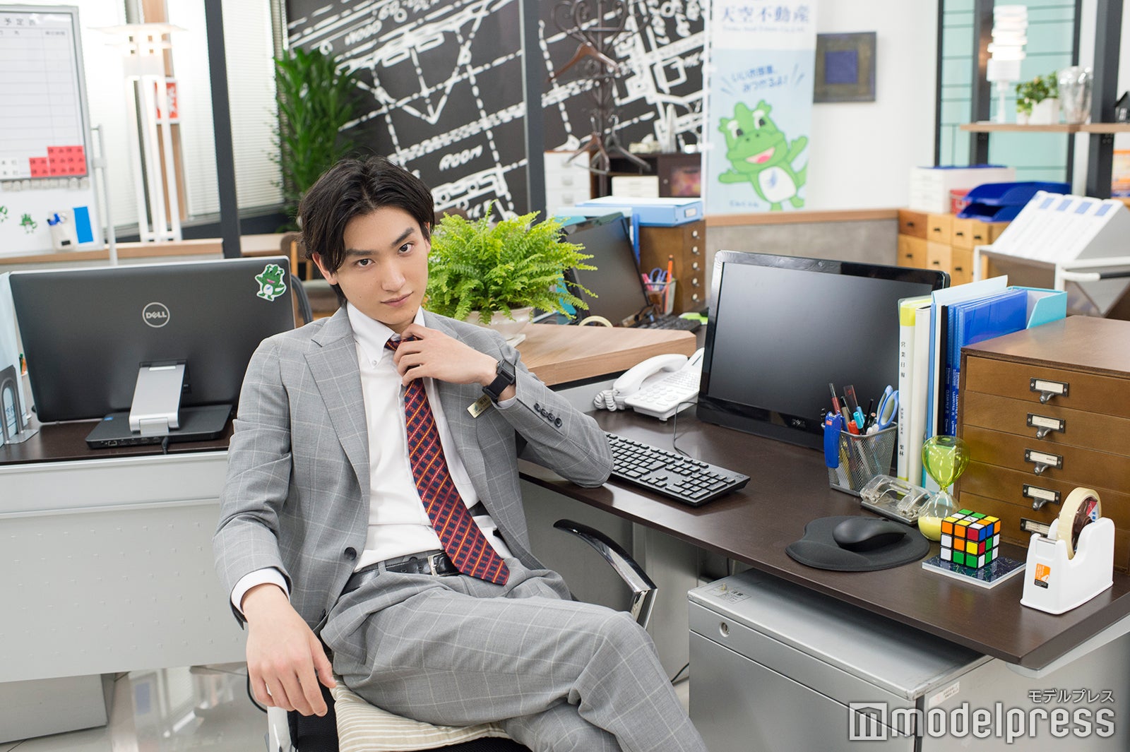 ネクタイを緩める悩殺ポーズ（！）も披露