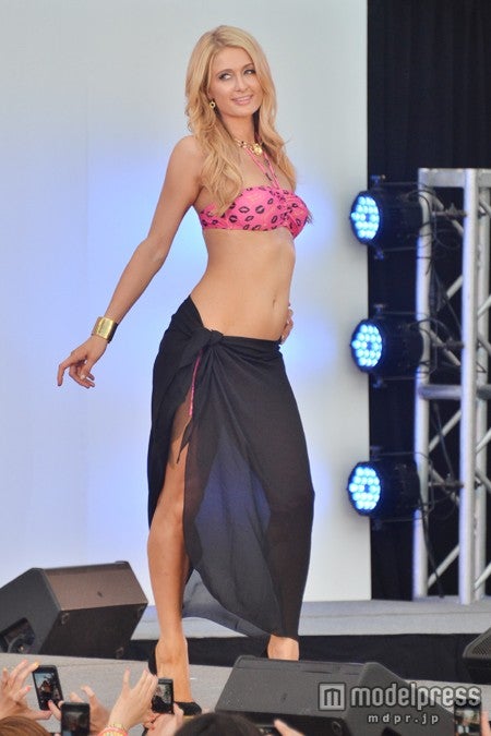 パリス・ヒルトン、セクシービキニでハワイに降臨　圧倒的オーラに観客釘付け 